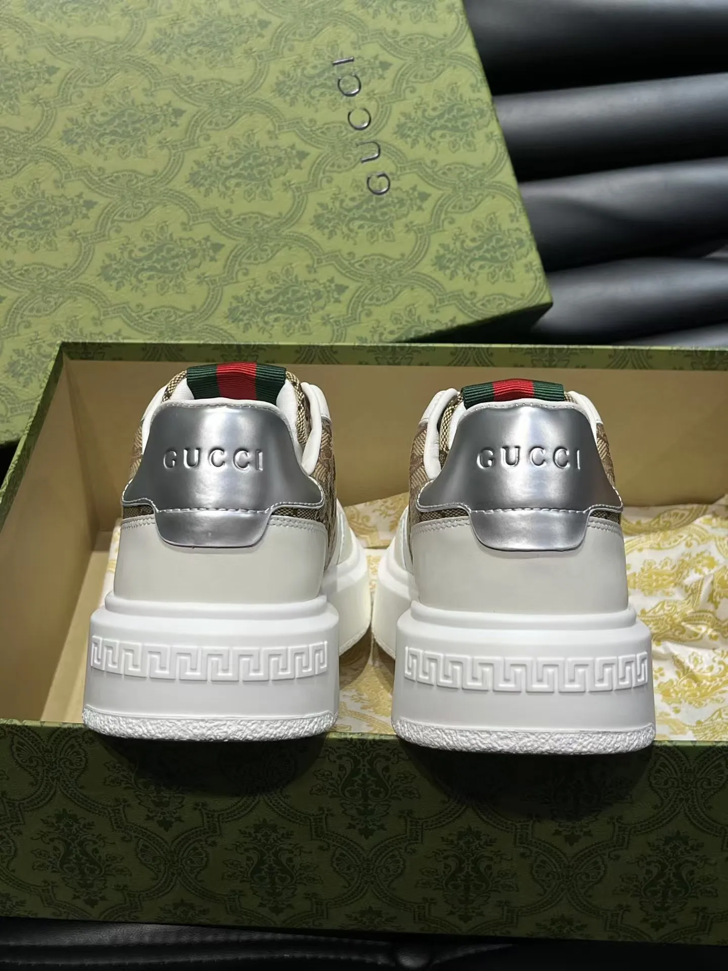 P460 new men's shoes GUCCI [Lightning] latest shoes are shipped. Original quality, fashionable, special materials, sheepskin lining, new packaging. The foot feels super comfortable and the workmanship is impeccable. Size: 38-45